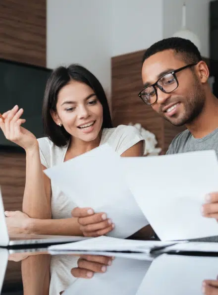 Deux personnes examinant des documents