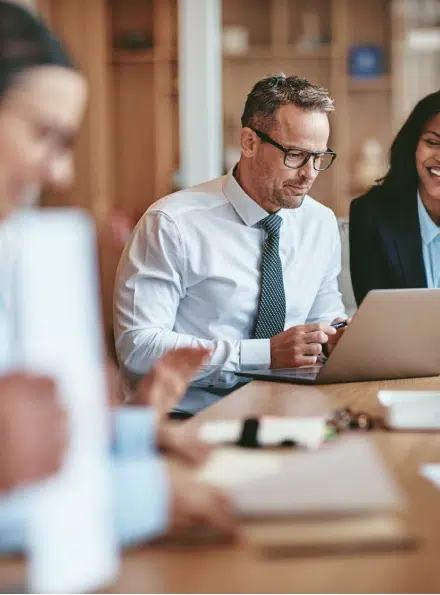 Personnes en réunion avec un ordinateur portable